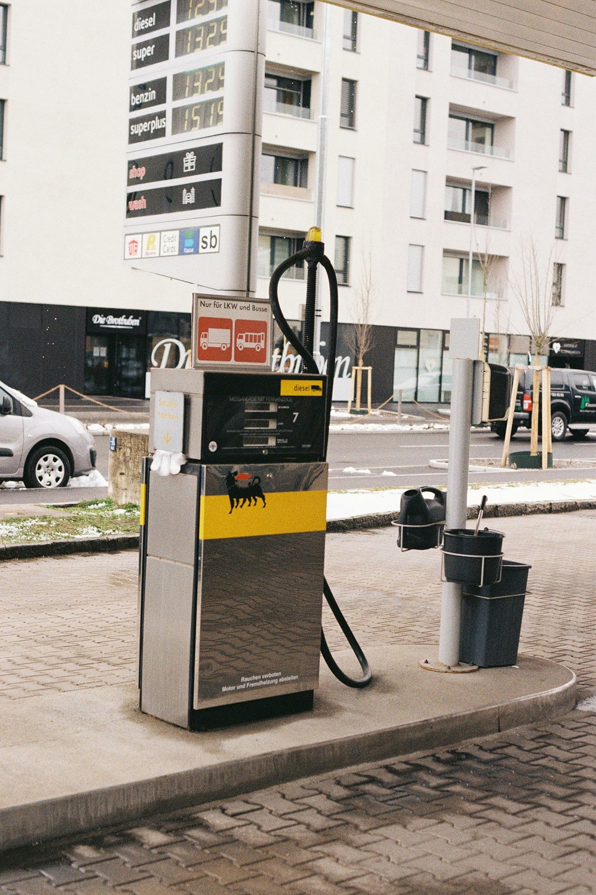 The petrol station as a transfer site and passage point 2021 (audio-installation / conceptual work)